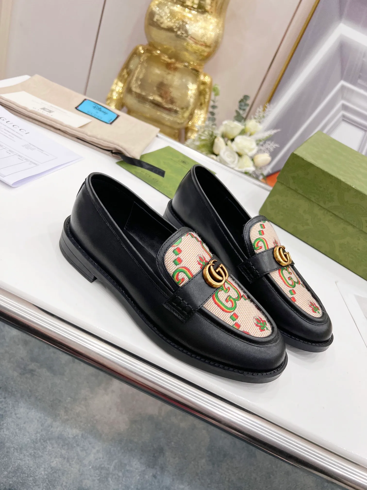 👟👟Ex-factory price 440👟👟 2022 new G family classic design loafers, made of V-shaped quilted effect leather, double G monogram evolved from Gucci, calf leather, mixed sheepskin lining, heel height 1.5 cm, original molded wear-resistant Tpu outsole. Code number 35-42,